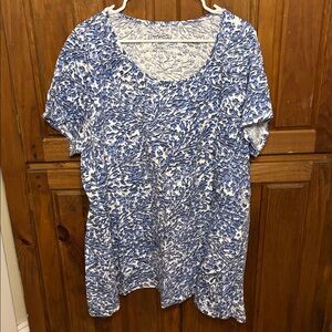 Roaman’s Women’s Blue and White Patterned Short Sleeve Casual Tshirt Top 1X